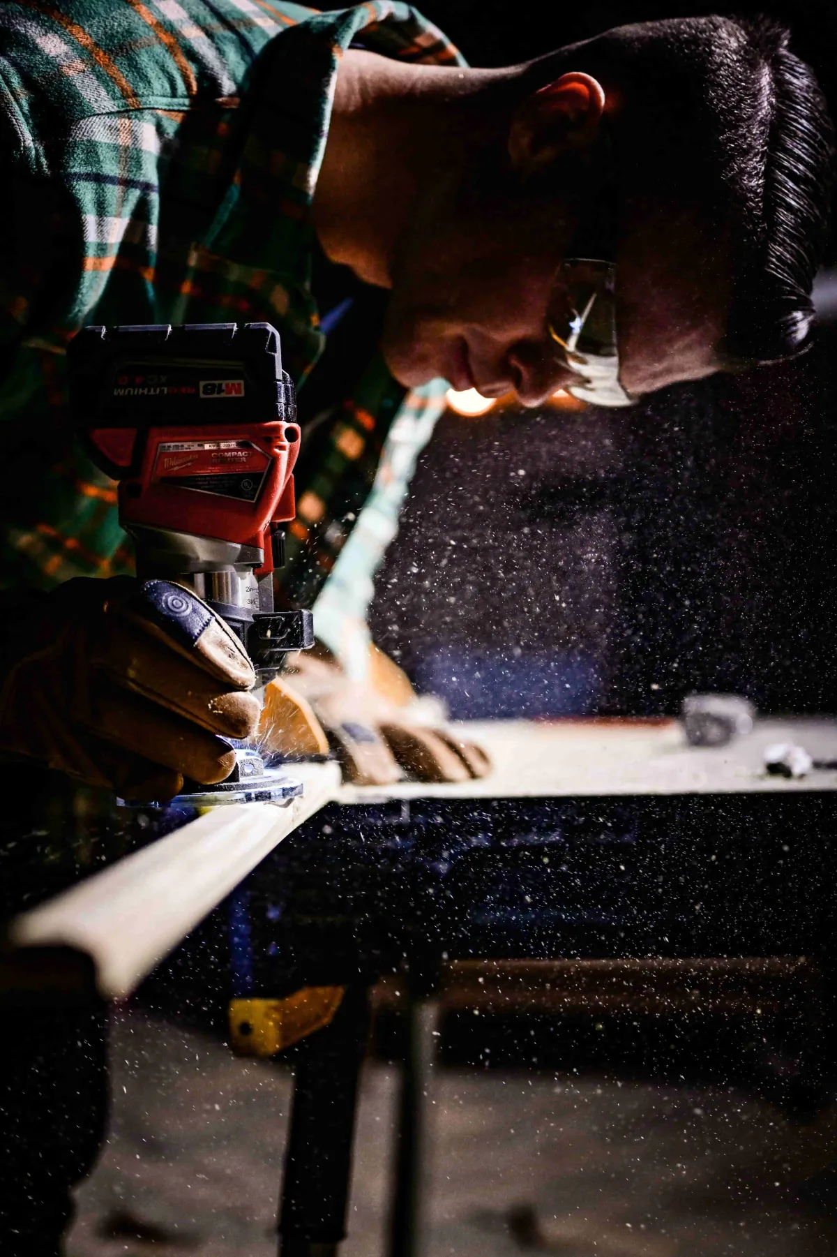 Handwerker bei der Holzbearbeitung in einer Werkstatt